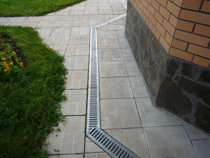 Stavba chodníka okolo domu Stavba chodníka okolo domu