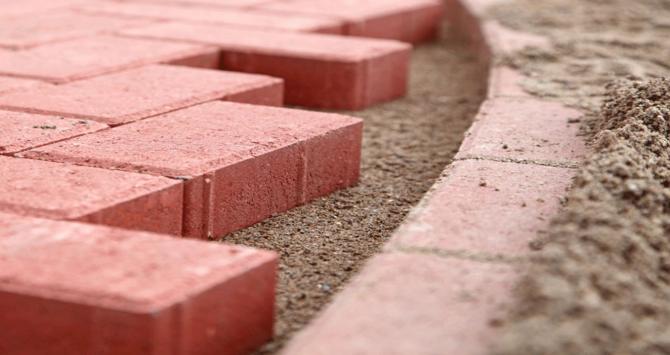 Stavba chodníka okolo domu Stavba chodníka okolo domu