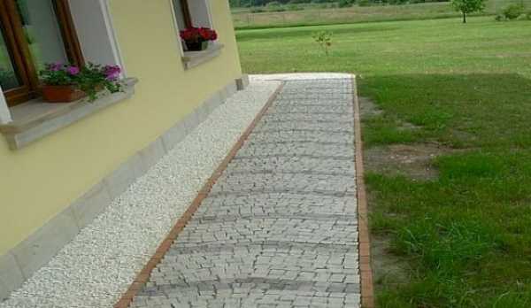 Stavba chodníka okolo domu Stavba chodníka okolo domu