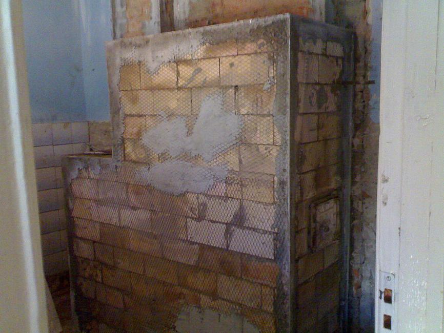 Omietanie starého krbu či pece pri rekonštrukcii Omietanie starého krbu či pece pri rekonštrukcii