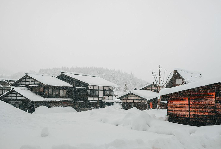 Ako ochrániť strechu pred poškodením snehom a ľadom? Ako ochrániť strechu pred poškodením snehom a ľadom?